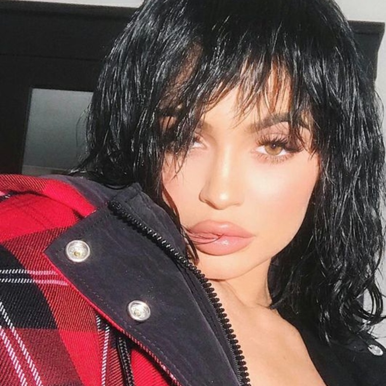 قصات شعر جديدة بأسلوب كايلي جينر Kylie Jennerمع تسريحات شعر مبللة