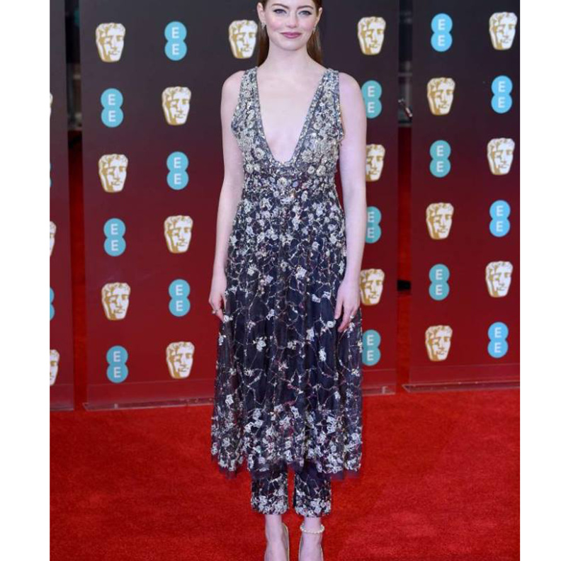 فيولا دافيس بفستان أزرق بدرجات متعددة في هذه اللقطة بعد فزها بالجائزة خلال الحفل