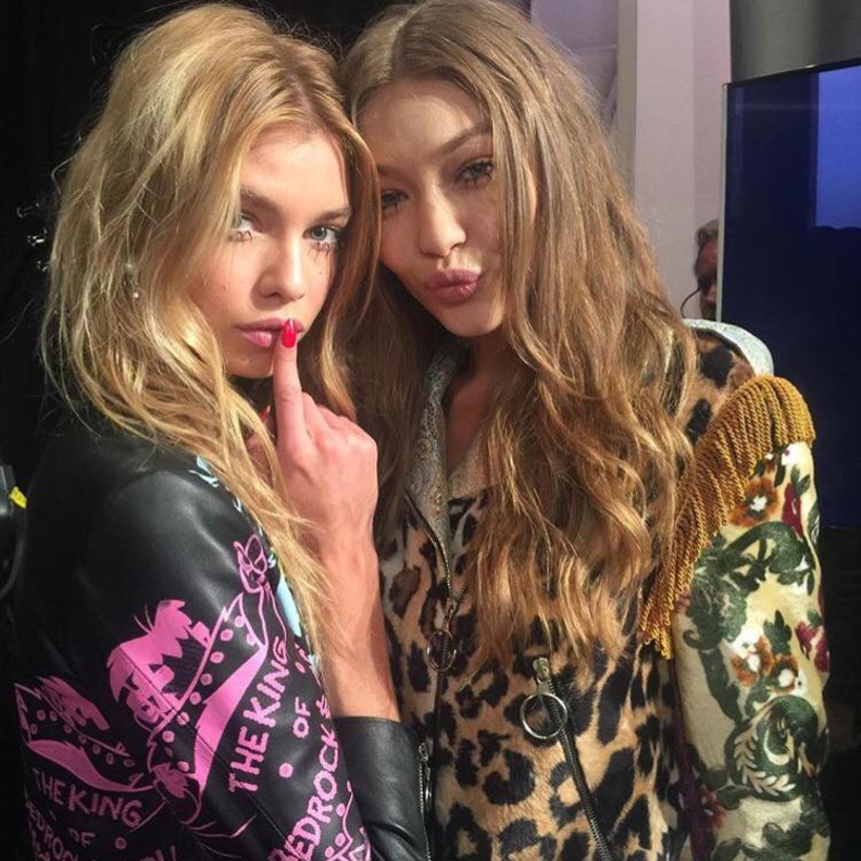 جيجي حديد و ستيلا ماكسويل في كواليس عرض المصمم جيريمي سكوت في أسبوع نيويورك للموضة