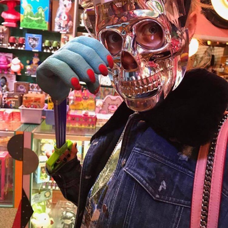 كارا ديليفين بأغرب صورة لها على الانستغرام .. فهل بامكانكم التعرف عليها؟