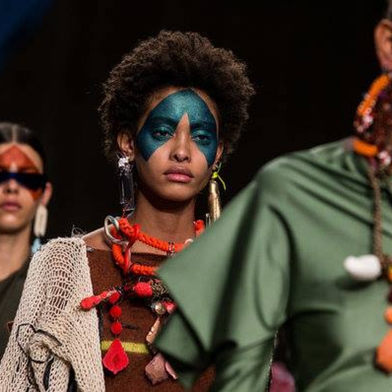 صرعات مكياج غريبة سيطرت على عرض Matty Bovan ضمن عروض الأزياء في لندن