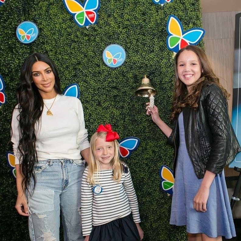 كيم كاردشيان خلال مشاركتها في إحدى الفعاليات الخيرية الخاصة بالأطفال في لوس أنجلوس بالأمس