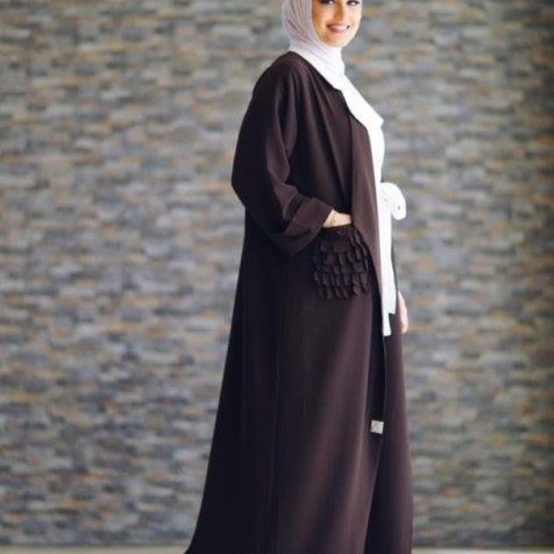 عبايات سوداء مع الدانتيل الأبيض من دلال الدوب.