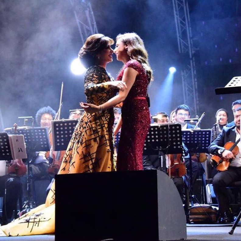 أنغام وأصالة لحظة لقائهما على مسرح المجاز في الشارقة بالأمس