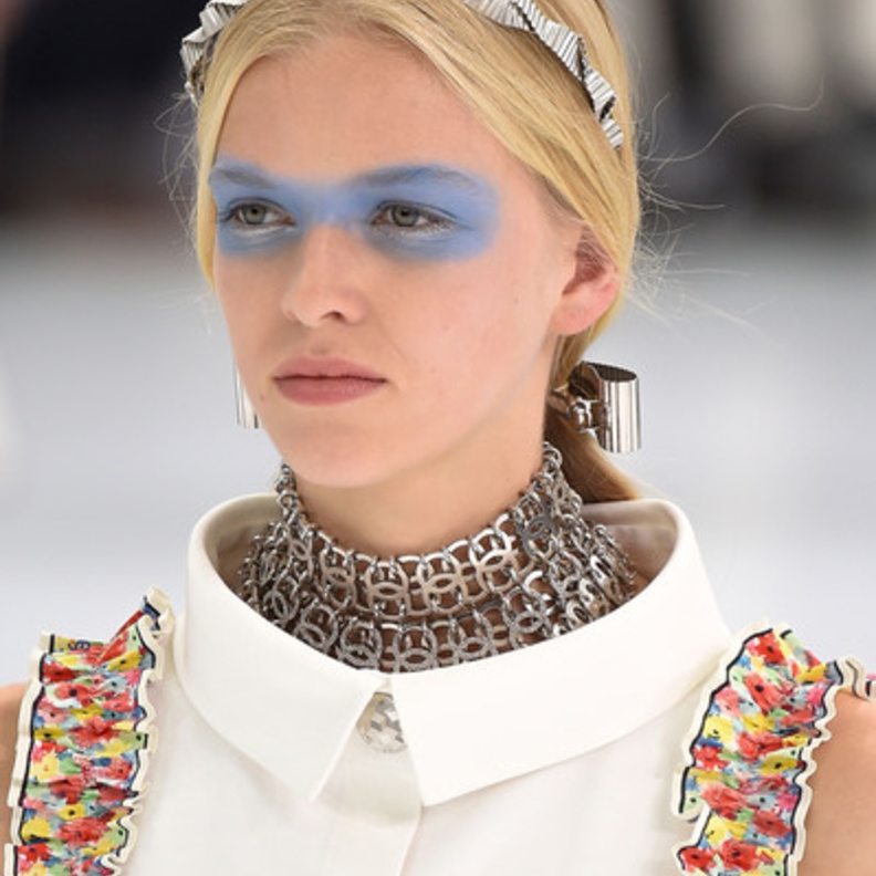 رحلات "شانيل" الجوية تعجّ بالصيحات الجمالية المقبلة