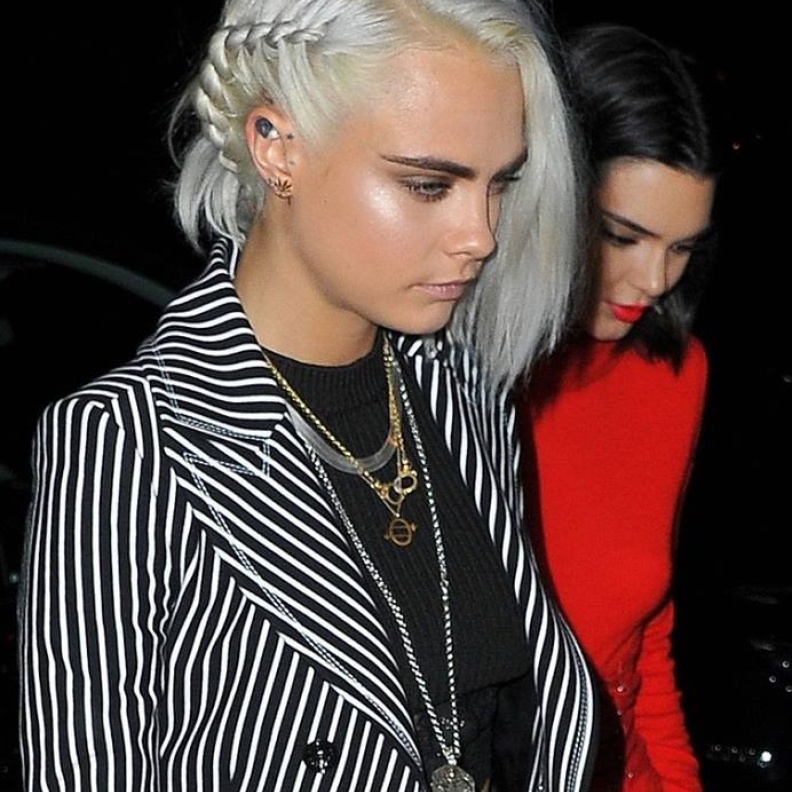 عارضة الأزياء كارا ديليفينج تختار قصة شعر قصير .. وتغير شعرها للبلاتيني كما شوهدت في باريس بالأمس