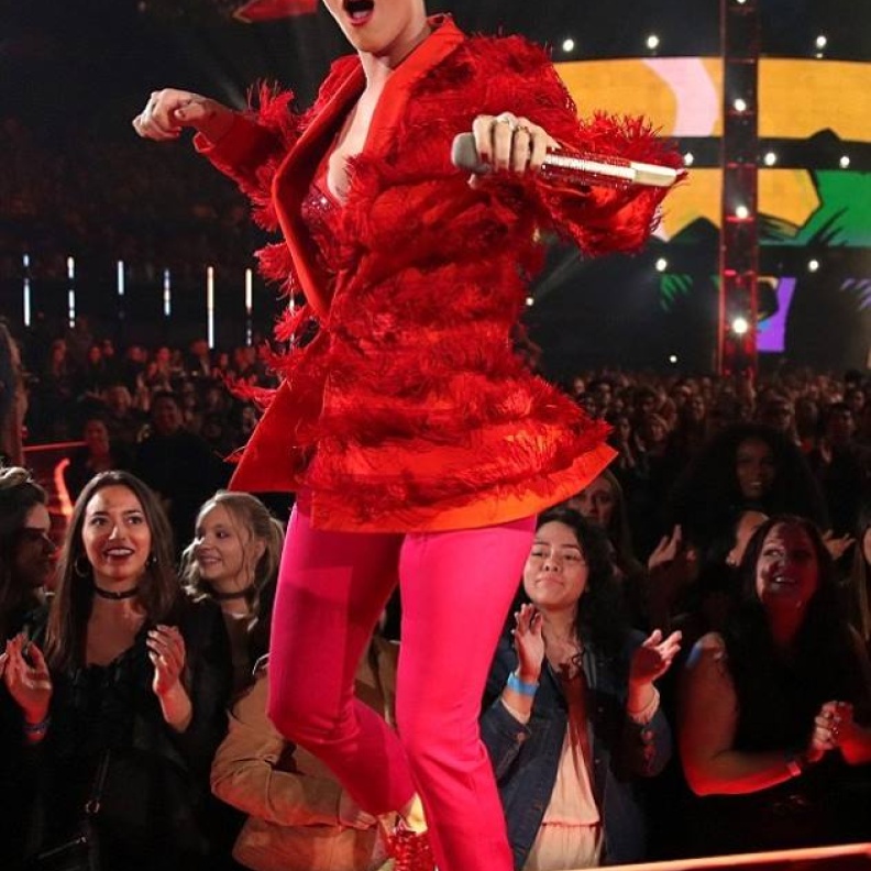 كاتي بيري تتناسى انفصالها مع أورلاندو بلوم .. وتتمايل على مسرح لوس أنجلوس خلال حفلها بالأمس