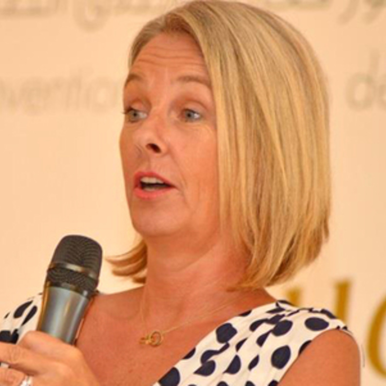 دينس كولينز إستشارية المظهر الشخصي في شركة ذي كولور دن العالمية 