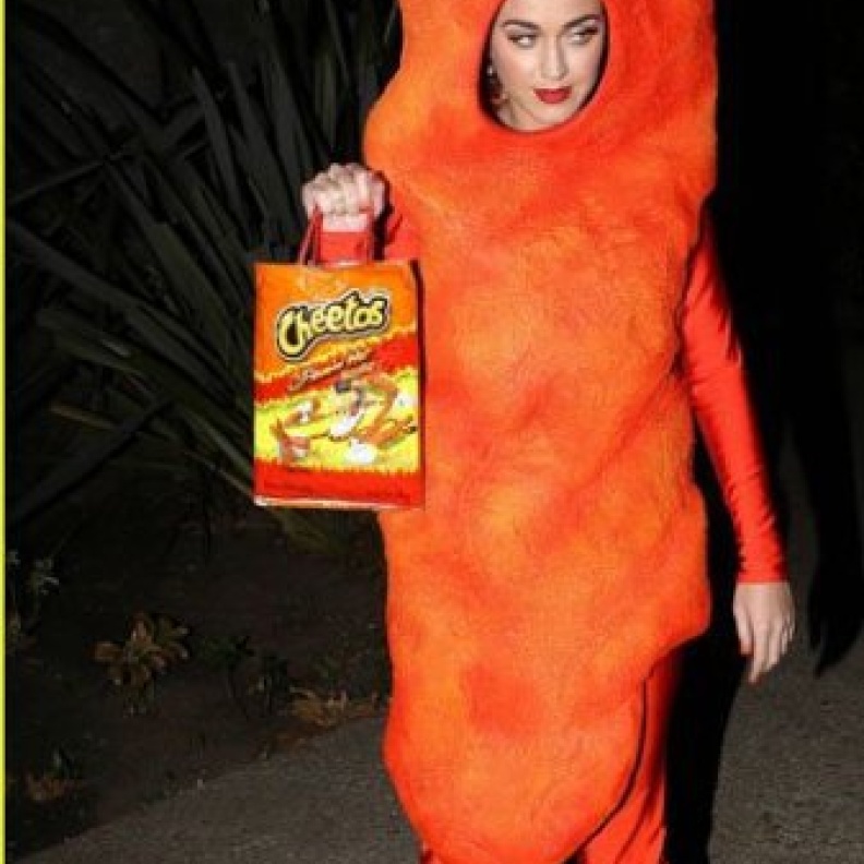 كايتي بيري في تنكر مضحك وطفولي خلال عيد الهالووين