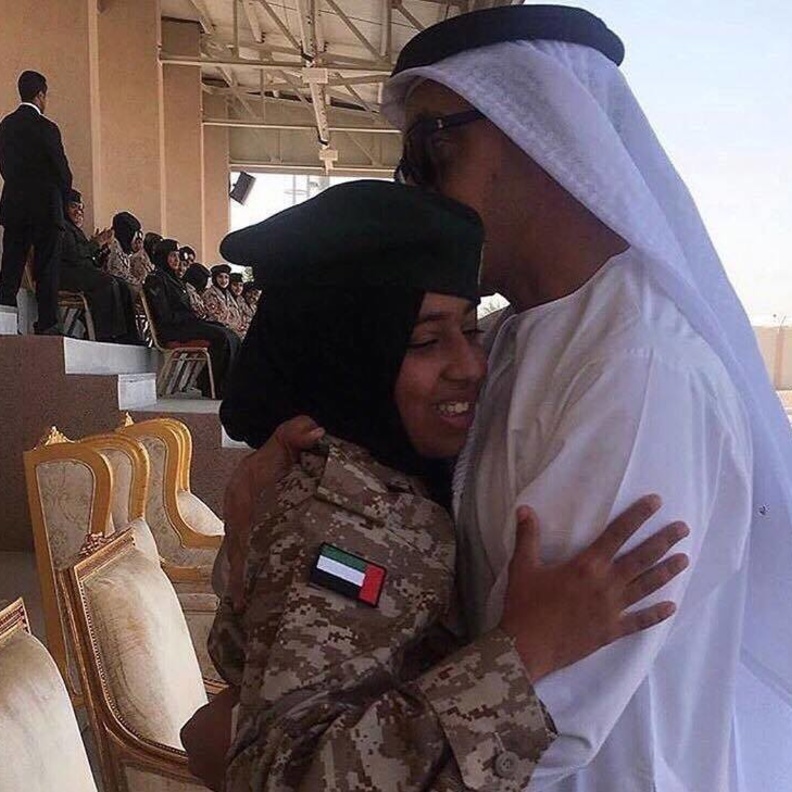 الشيخ عبد الله بن زايد يحتضن ابنته الشيخة فاطمة في تخريجها من الدورة العسكرية في مدرسة خولة بنت الأزور