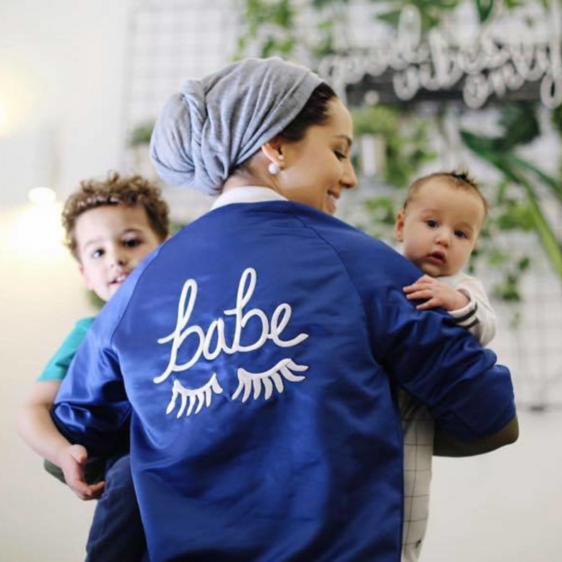 تنسيقات عصرية في الجينز اعتمدتها كريستينا كرم وابنتها