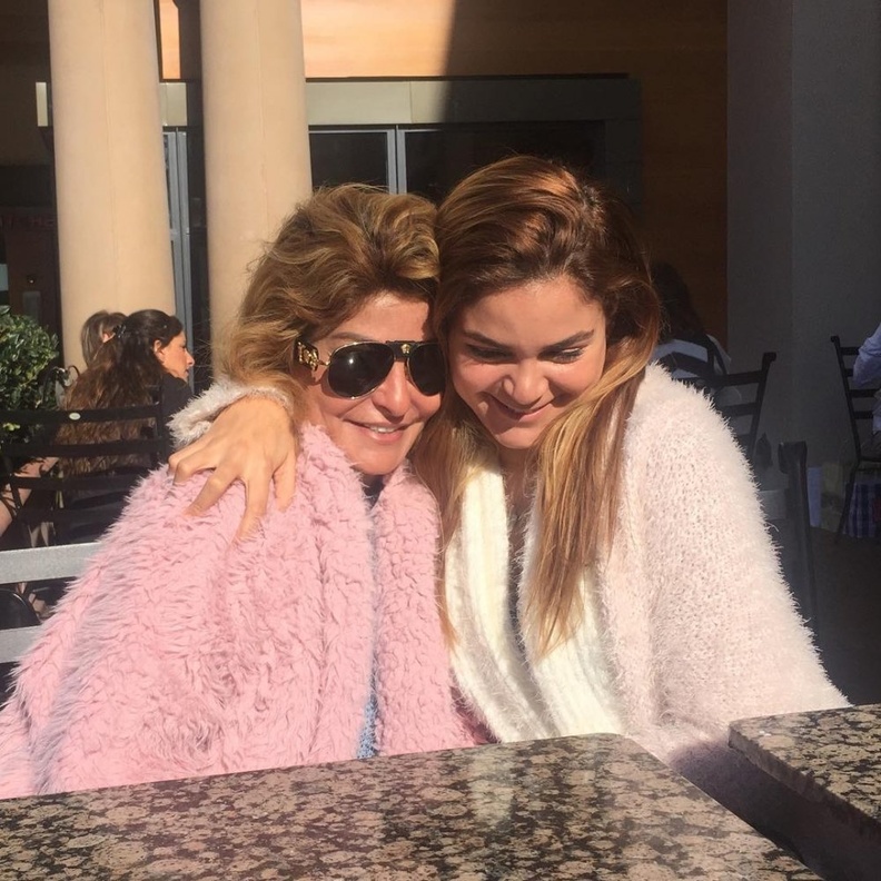 علا غانم وابنتها