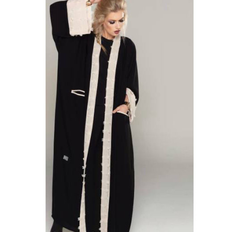 تصميم بسيطة باللون الأسود مع صيحة الأكمام الجرسية من تصميم  RAABYRAA