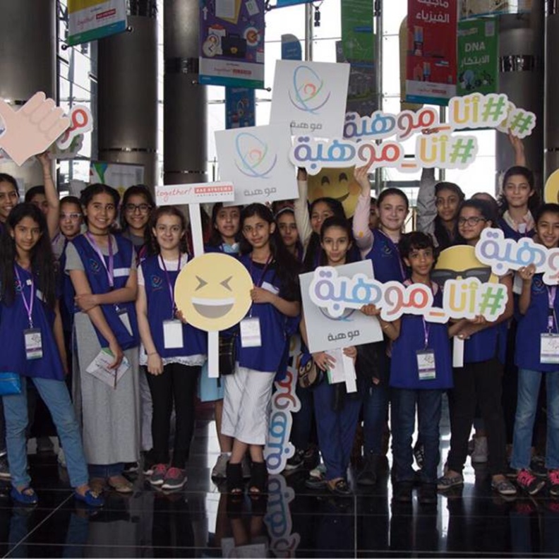 جانب من الطلاب سعداء بالمنحة التي درسوها في مؤسسة الملك عبدالعزيز ورجاله للموهبة والإبداع