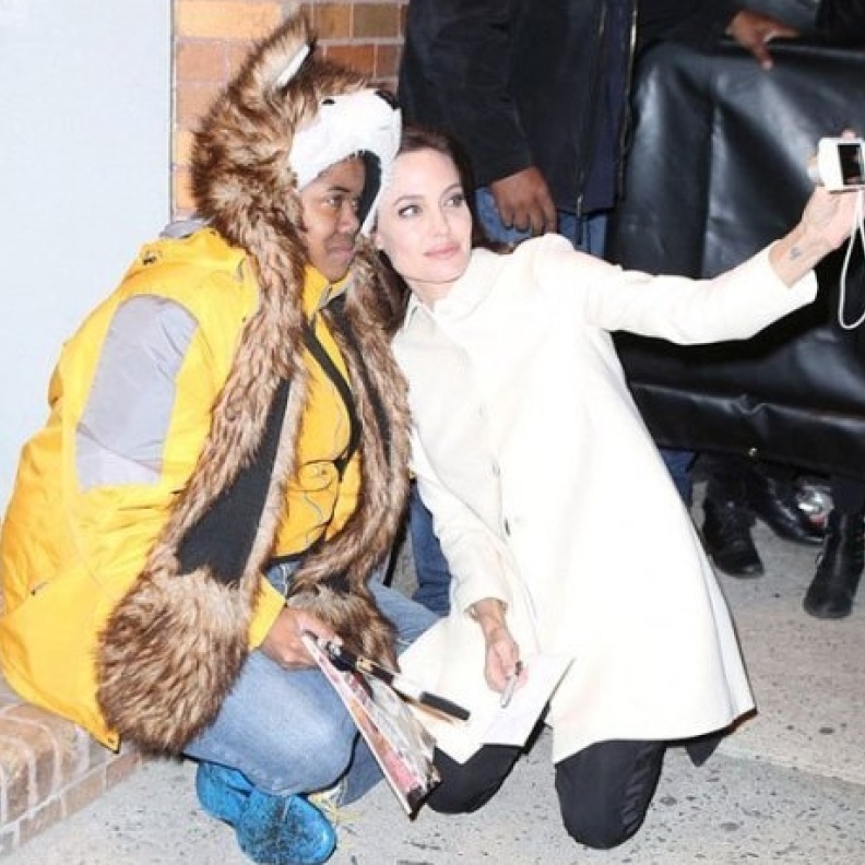 أنجلينا جولى تلتقط سيلفى مع معجبة بعد إصابتها بـpanic attack