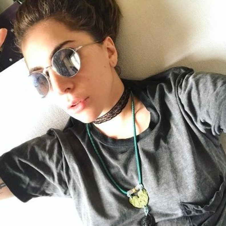 ليدي غاغا ترفع علامة النصر مستعدة لمهرجان Coachella الموسيقي