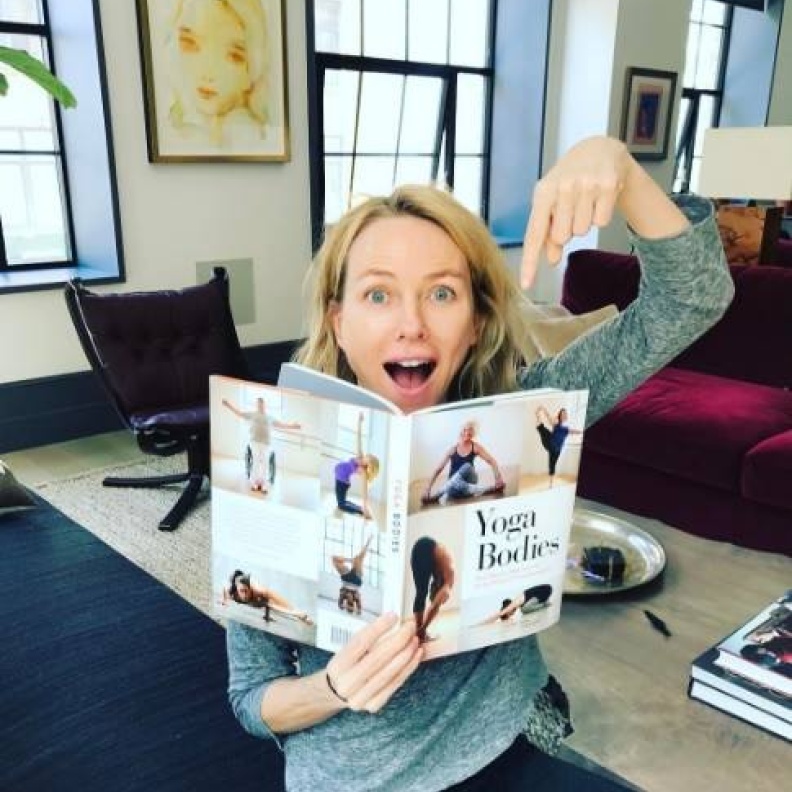 ناعومي واتس تبدو متحمسة لكتاب جديد عن اليوغا!
