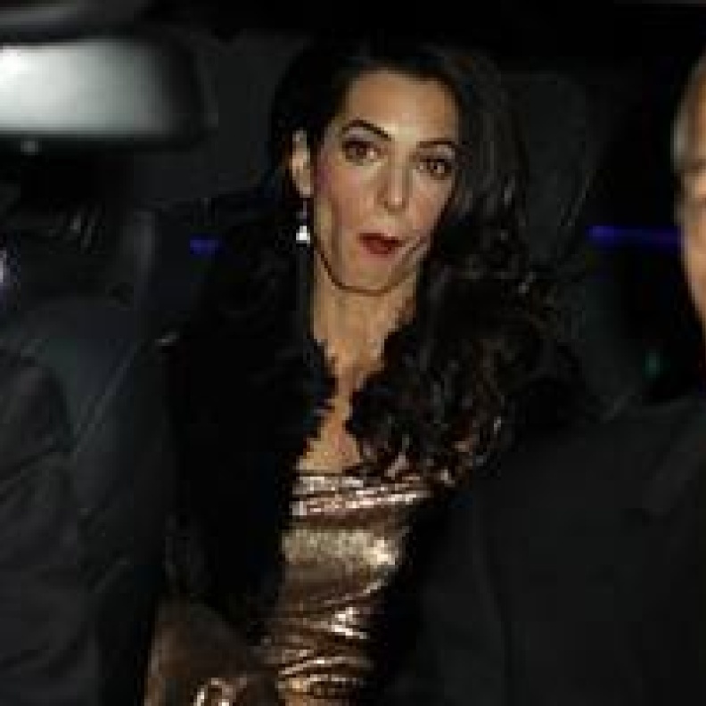 يبدو أن القلق تسرب إلى قلب أمل علم الدين قبيل حفل العشاء الذي أُقيم بمناسبة زواجها من كلوني في لندن بالأمس