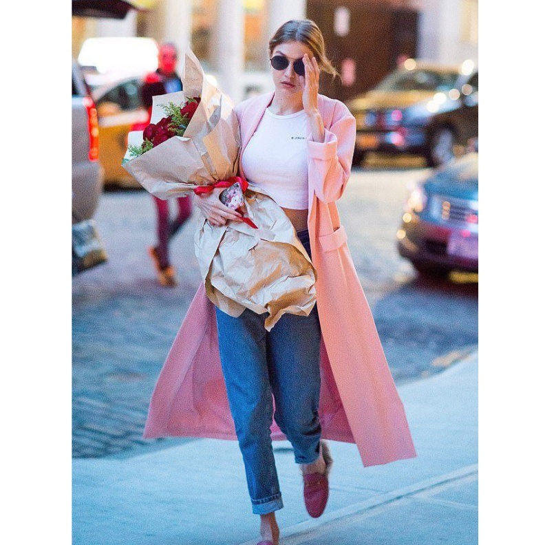 جيجي حديد تحمل باقة أزهار كبيرة من صديقها زين مالك والتي رفضت التخلي عنها طوال احتفالها بعيد ميلادها بالأمس