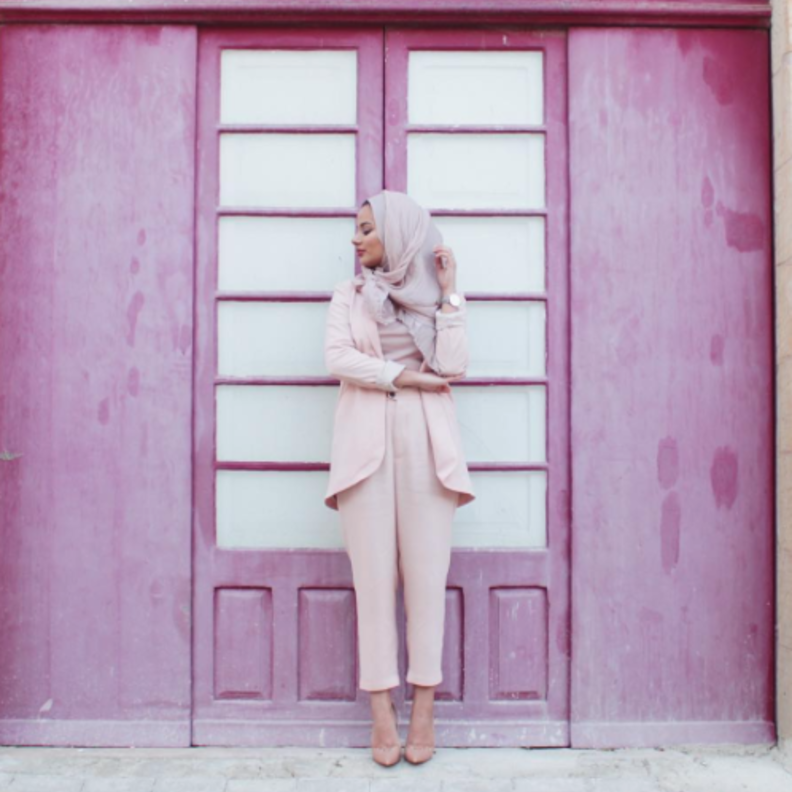 روبا زاي باطلالة أنيقة للمحجبات مكونة من بدلة ناعمة باللون الزهري الباستيلي