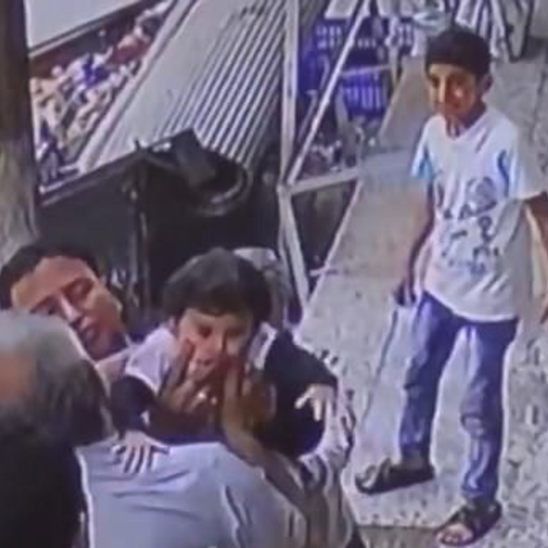 فيديو طفلة تسقط من الشرفة بين يدي المارة في الشارع