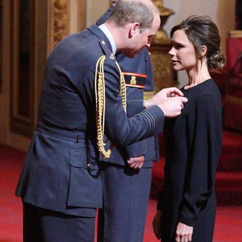 فيكتوريا بيكهام تتقلد وسام الامتياز الامبراطوري من الأمير ويليام خلال حفل رسمي أقيم في قصر باكنغهام وذلك لإنجازاتها في عالم الموضة