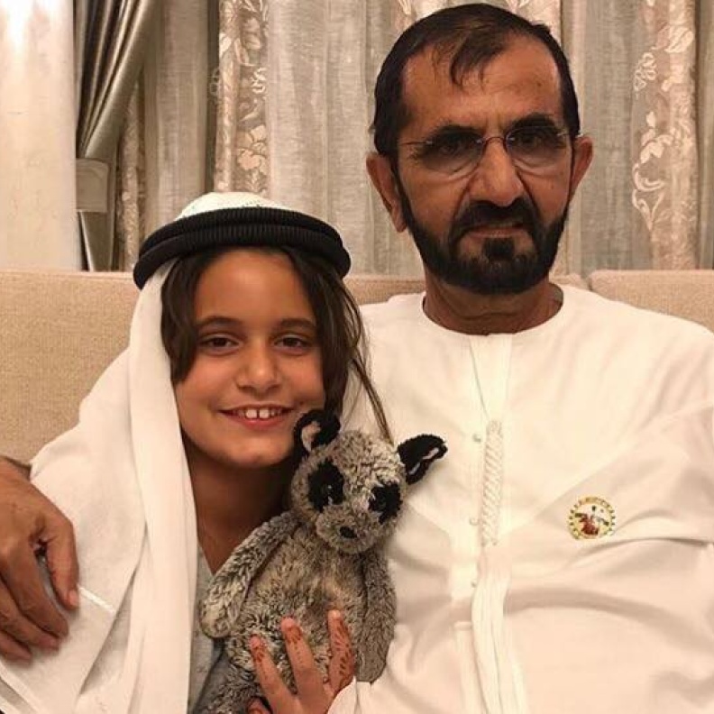 الشيخ محمد بن راشد ينشر هذه الصورة عبر حسابه على الانستقرام مع ابنته مع تعليق طريف: وين عقالي؟