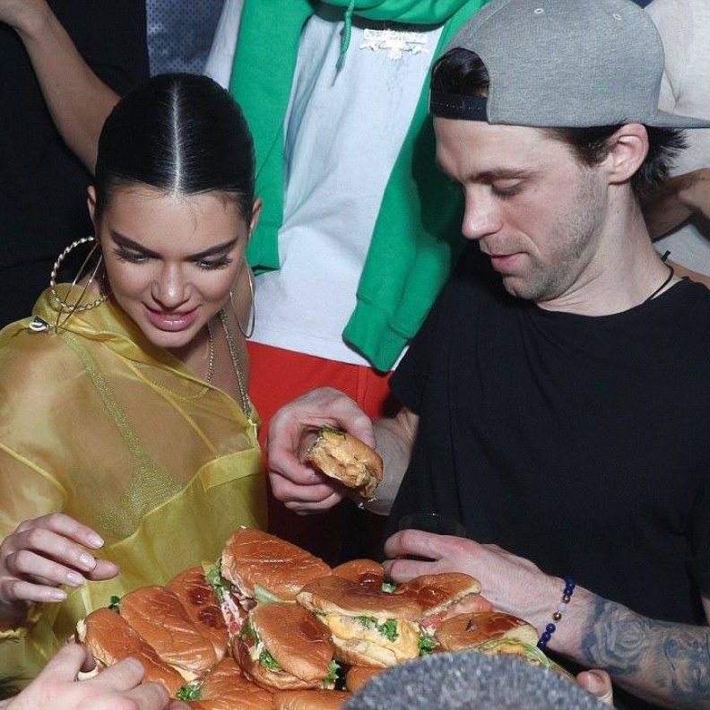 يبدو أن كيندال جينر كانت تتضور جوعاً في حفل ميت غالا بالأمس .. وانقضت على أول سندويش برجر !