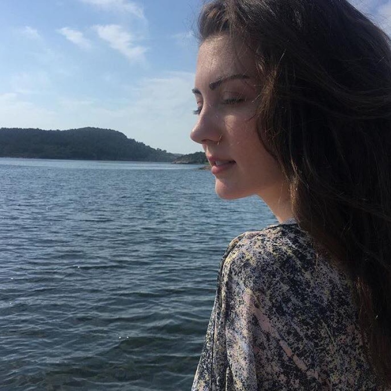 بورجو أوزبيرك تشارك جمهورها إحدى صورها على ضفاف البسفور