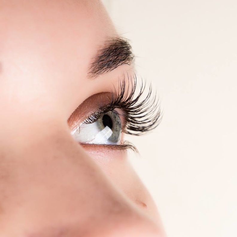 احصلي على رموش كثيفة وجذابة دون استخدام المسكارا