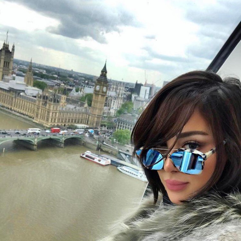 سيلفي لزوجة تامر حسني بسمة بوسيل في عاصمة الضباب لندن