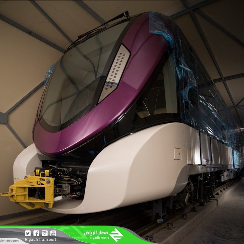 صور..وصول أولى عربات قطار الرياض للمسار البنفسجي