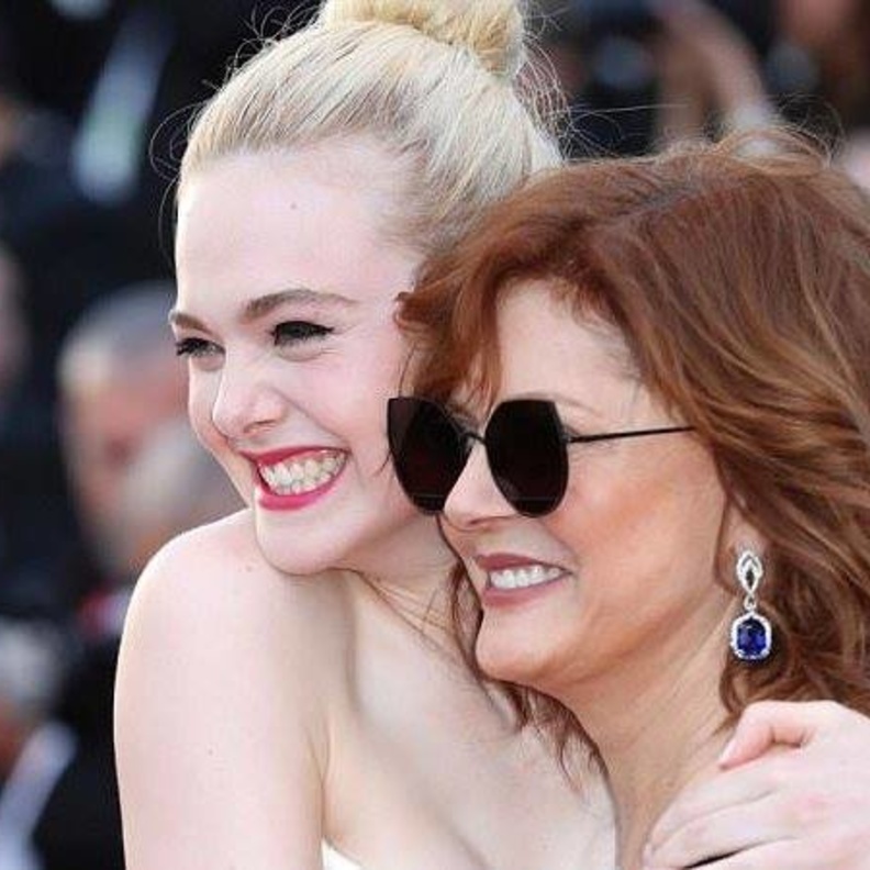 إيل فانينغ تحتضن النجمة سوزانا ساراندون على السجادة الحمراء لمهرجان كان