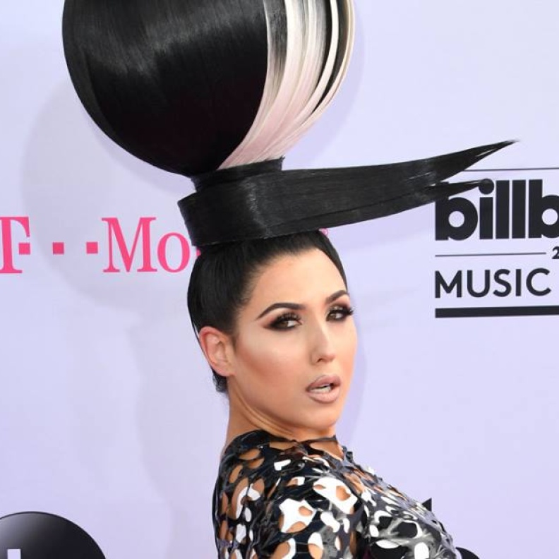 النجمة Z lala بأغرب إطلالة وتسريحة شعر في حفل بيلبورد