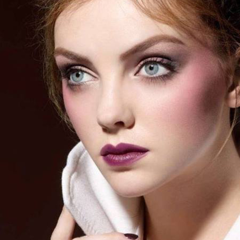 اختاري أحمر الشفاه البنفسجي لهذا الأسبوع