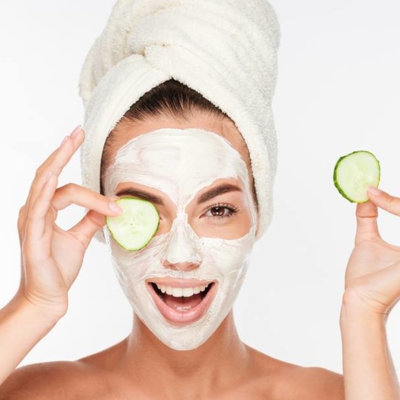 يحتوي الخيار على عناصر هامة تعمل على تنشيط خلايا وأنسجة الجلد