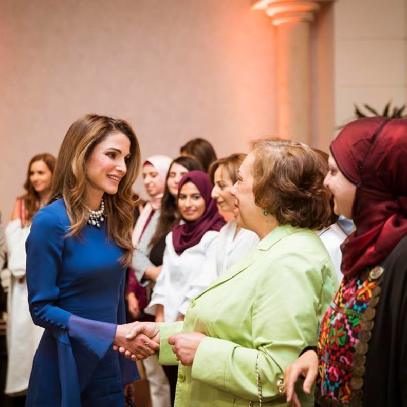 الملكة رانيا خلال إفطار مع مجموعة من السيدات الأردنيات في قصر رغدان في العاصمة الأردنية عمان بالأمس