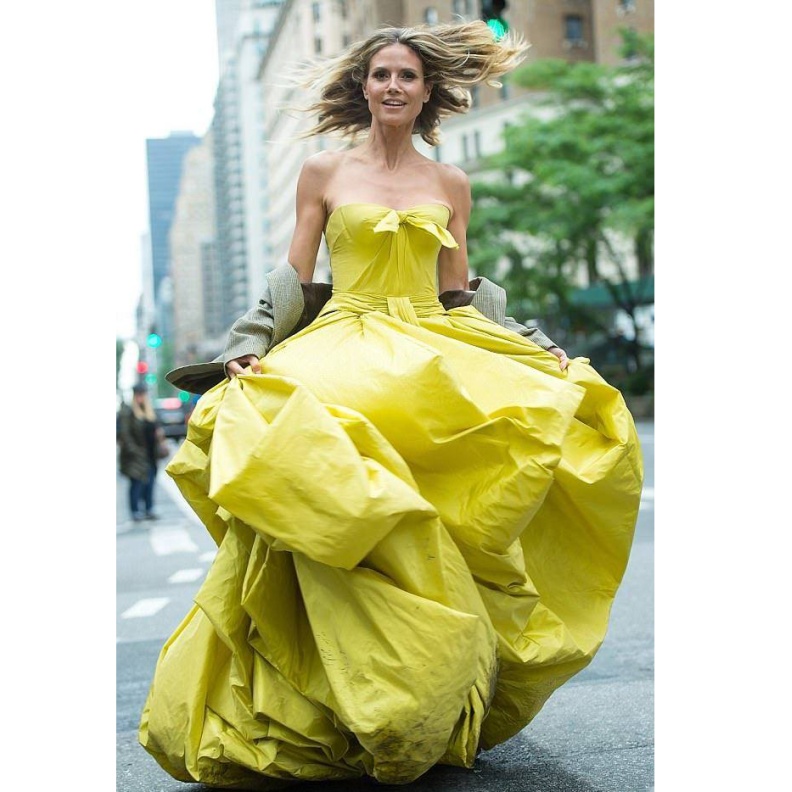 عارضة الأزياء هايدي كلوم بلقطة طريفة خلال تصوير إعلان برنامج بروجكت رانواي في نيويورك