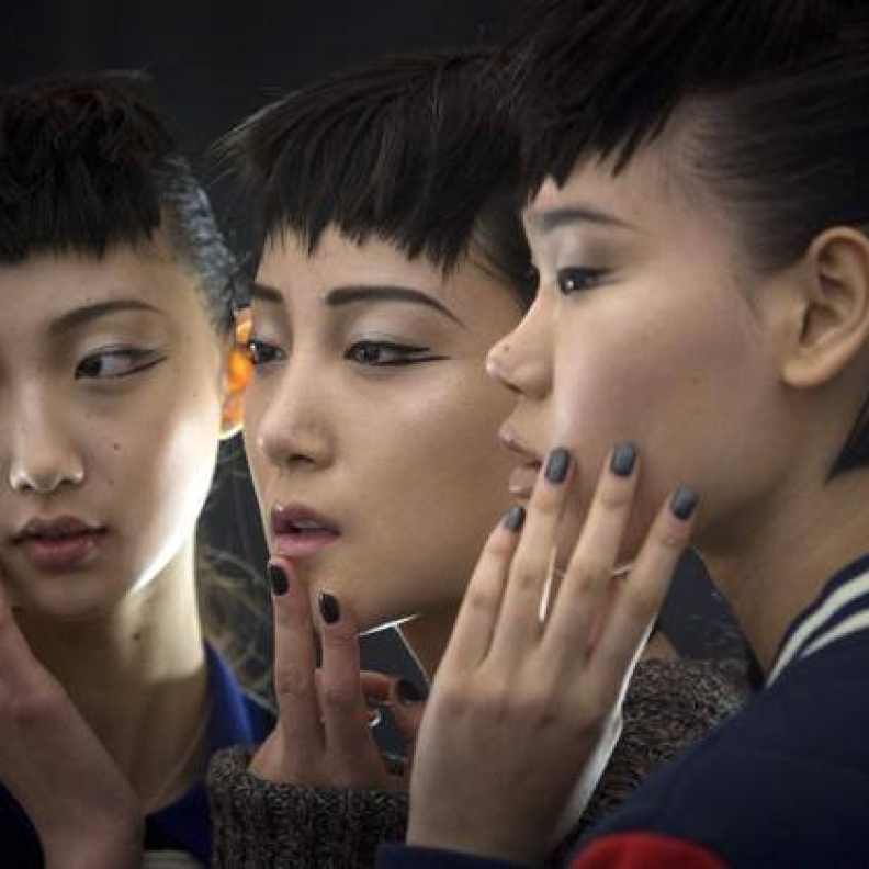 عارضات أزياء يستعرضن ماكياجهن وألوان أظافرهن في كواليس عروض أزياء أسبوع نيويورك لأزياء خريف وشتاء 2014