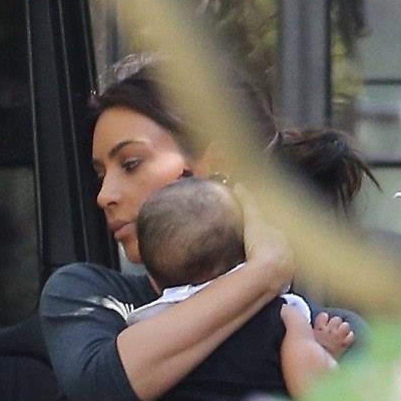 كيم كارداشيان تحاول ابعاد ابنتها نورث عن عيون الباباراتزي