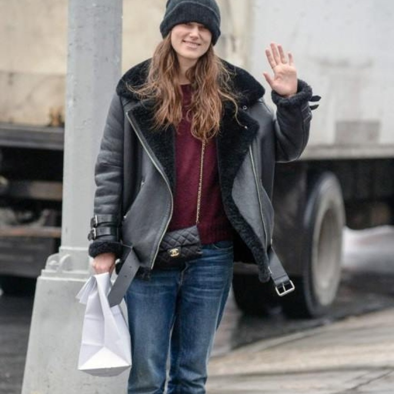 الجميلة كيرا نايتلي بإطلالة شتوية كاجوال في أحد شوارع نيويورك يوم أمس