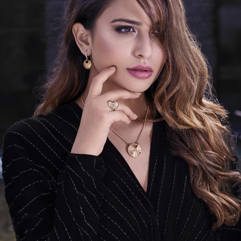 لما العقيل تتزين بقلادة "أموليت" Amulette من كارتييه 