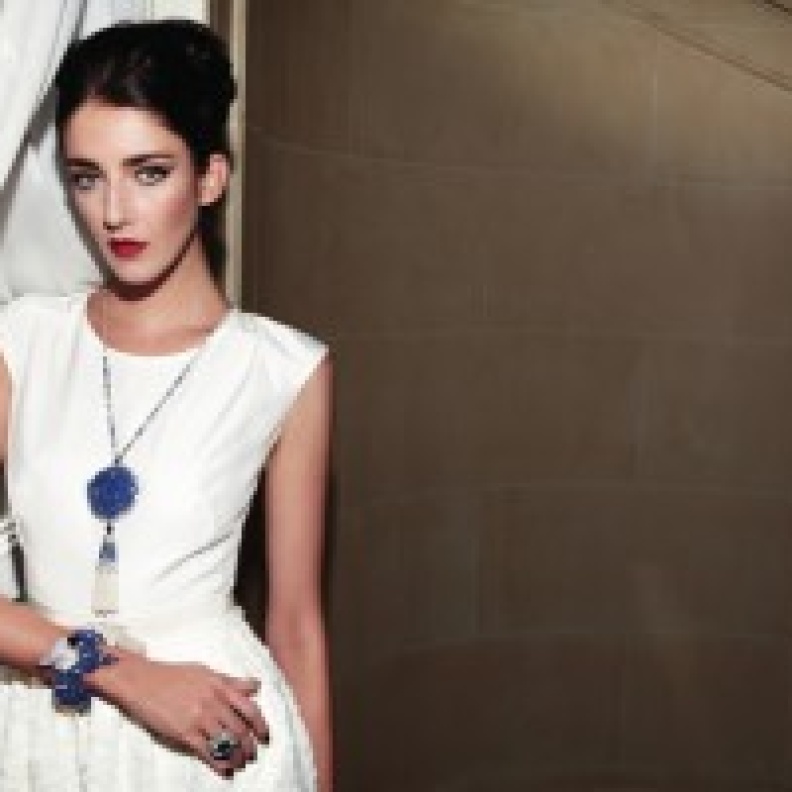 (1) فستان بعقدة من "بول كا" Paule Ka، ومن "كارتييه"Cartier 