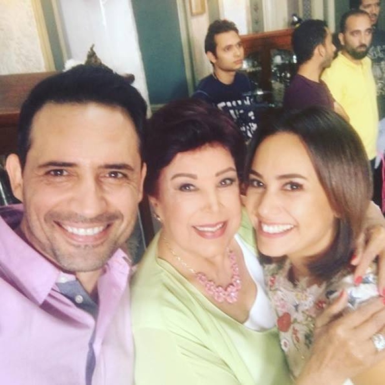 هند صبري تشارك متابعيها سيلفي باسماً مع رجاء الجداوي و ظافر العابدين