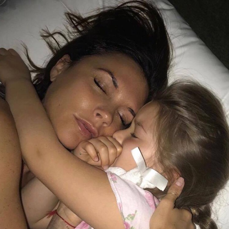 صورة عفوية لفيكتوريا بيكهام محتضنة ابنتها هاربر