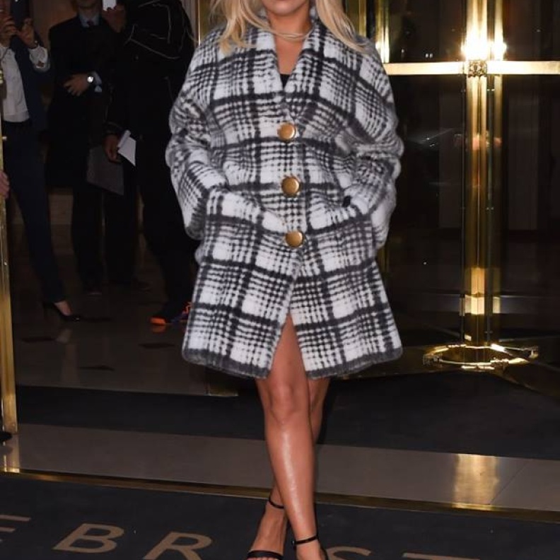 ليدي غاغا بمكياج باهت بأسبوع الموضة بباريس