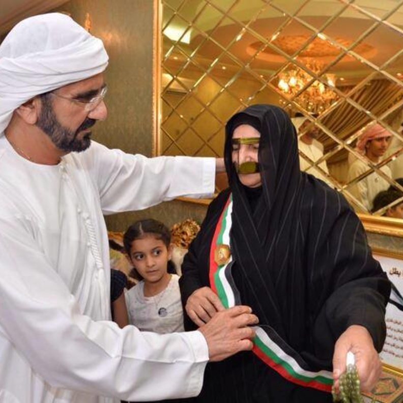حاكم دبي يزور أم شهيد في منزلها