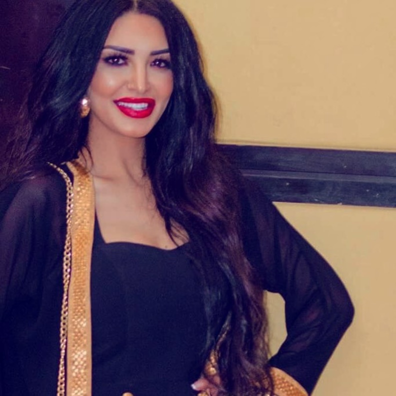 المذيعة سالي عبد السلام