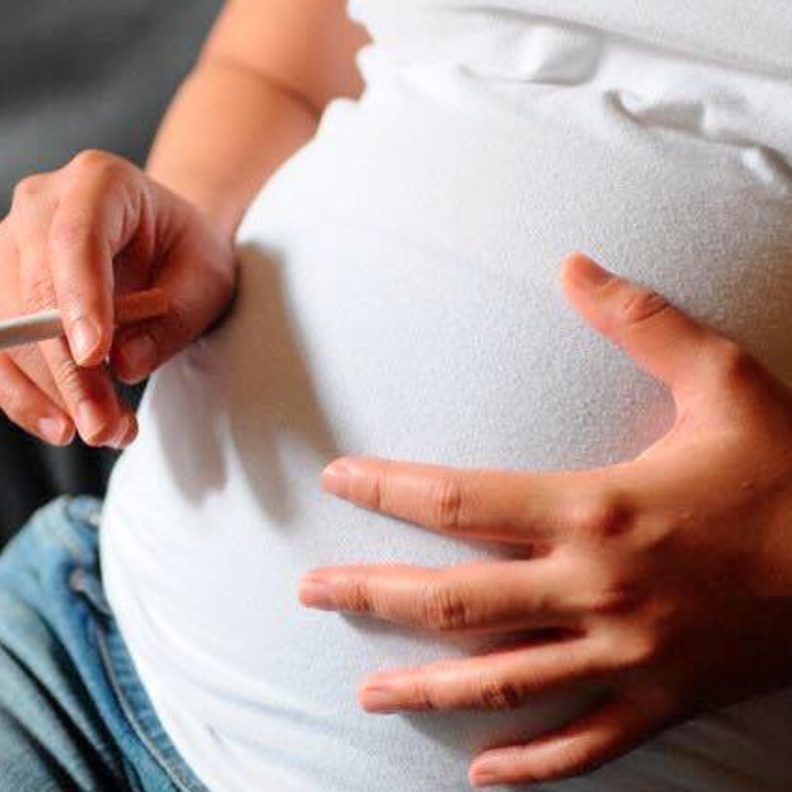 مخاطر التدخين على الام الحامل والجنين