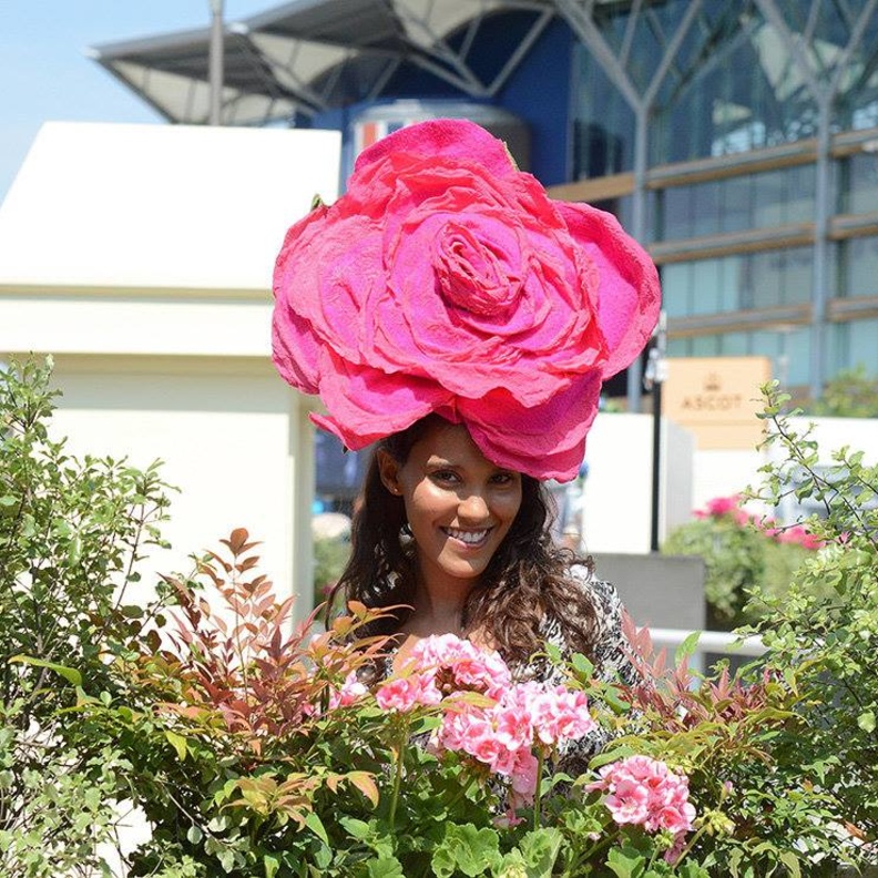 قبعة غريبة التصميم خلال سباق رويال أسكوت للخيول